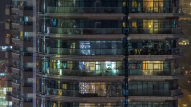 Windows çok katlı binanın içinde aydınlatma ve insanlar timelapse içinde hareketli çelik ve cam