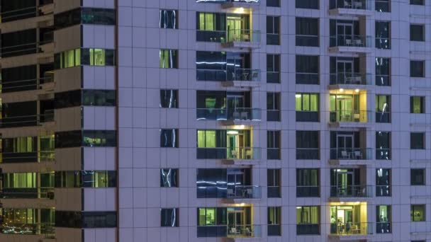 Janelas do edifício de vários andares de iluminação de vidro e aço dentro e movendo as pessoas dentro da timelapse — Vídeo de Stock