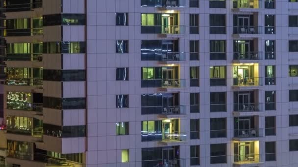Ramen van het gebouw met meerdere verdiepingen van glas en staal verlichting binnen en verplaatsen van personen binnen de timelapse — Stockvideo