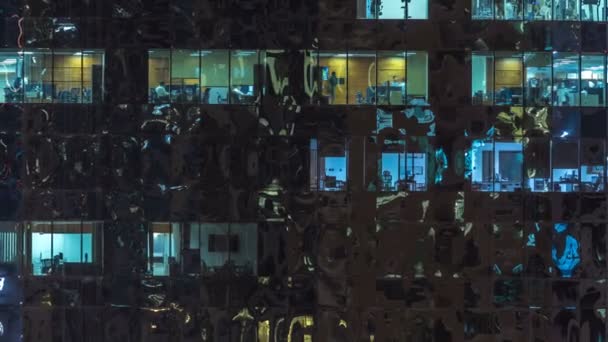 Fenêtres du bâtiment de plusieurs étages d'éclairage en verre et en acier à l'intérieur et les personnes en mouvement dans le temps — Video