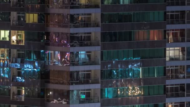 Ventanas del edificio de varios pisos de iluminación de vidrio y acero en el interior y personas en movimiento dentro de timelapse — Vídeo de stock