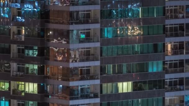 Ventanas del edificio de varios pisos de iluminación de vidrio y acero en el interior y personas en movimiento dentro de timelapse — Vídeos de Stock