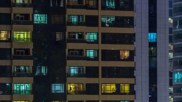Ventanas del edificio de varios pisos de iluminación de vidrio y acero en el interior y personas en movimiento dentro de timelapse — Vídeo de stock
