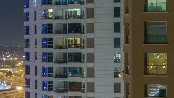 유리 및 강철 내부 조명과 timelapse 내 사람들의 multi-storey 건물의 창 — 비디오