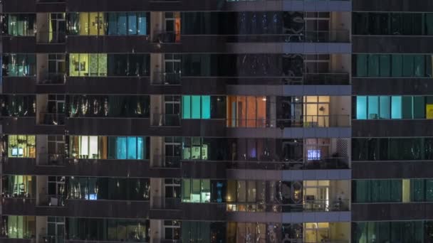 Windows Vícepodlažní Budovy Skla Oceli Osvětlení Uvnitř Pohybující Lidi Rámci — Stock video