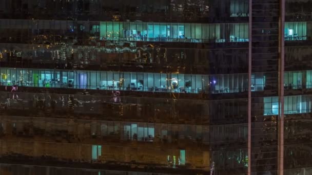 Windows çok katlı binanın içinde aydınlatma ve insanlar timelapse içinde hareketli çelik ve cam — Stok video