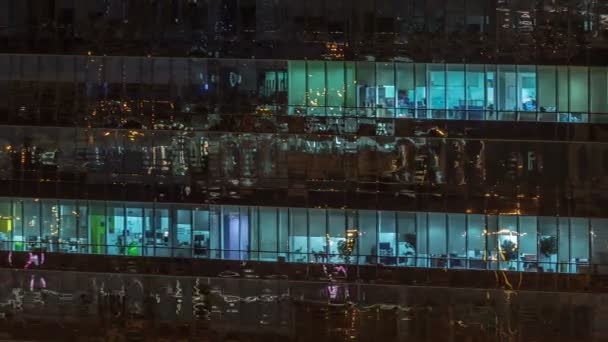 Ramen van het gebouw met meerdere verdiepingen van glas en staal verlichting binnen en verplaatsen van personen binnen de timelapse — Stockvideo