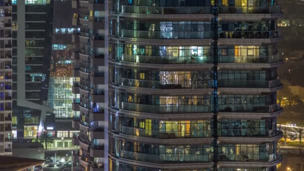 Janelas do edifício de vários andares de iluminação de vidro e aço dentro e movendo as pessoas dentro da timelapse — Vídeo de Stock