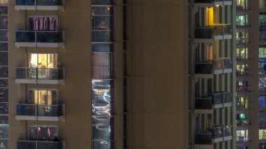 Windows çok katlı binanın içinde aydınlatma ve insanlar timelapse içinde hareketli çelik ve cam