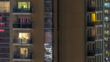 Windows çok katlı binanın içinde aydınlatma ve insanlar timelapse içinde hareketli çelik ve cam