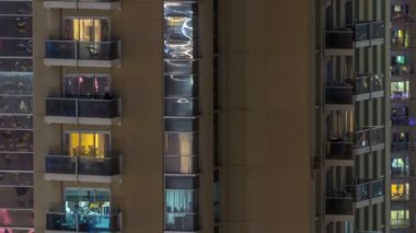 Windows çok katlı binanın içinde aydınlatma ve insanlar timelapse içinde hareketli çelik ve cam