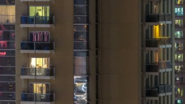 Windows çok katlı binanın içinde aydınlatma ve insanlar timelapse içinde hareketli çelik ve cam