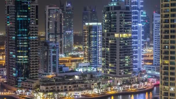Canal de agua en Dubai Marina skyline por la noche timelapse . — Vídeo de stock