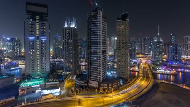 Vodní kanál na Dubai Marina Panorama v noci timelapse. — Stock video