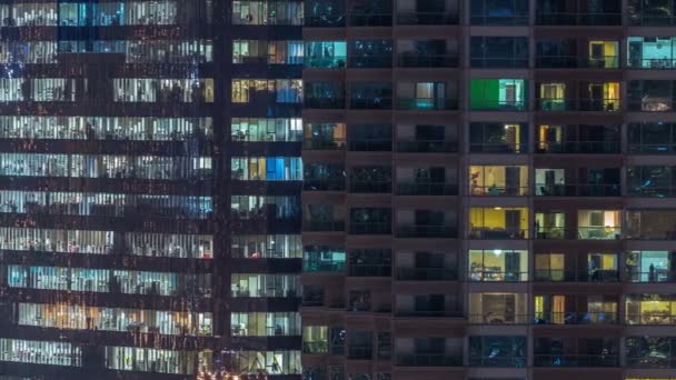 Ventanas del edificio de varios pisos de iluminación de vidrio y acero en el interior y personas en movimiento dentro de timelapse — Vídeo de stock