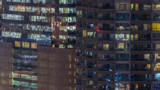 Ventanas del edificio de varios pisos de iluminación de vidrio y acero en el interior y personas en movimiento dentro de timelapse — Vídeo de stock