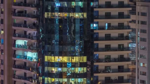 Ramen van het gebouw met meerdere verdiepingen van glas en staal verlichting binnen en verplaatsen van personen binnen de timelapse — Stockvideo