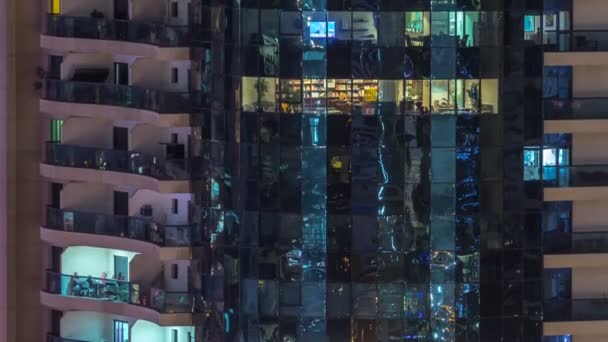 Ventanas del edificio de varios pisos de iluminación de vidrio y acero en el interior y personas en movimiento dentro de timelapse — Vídeos de Stock