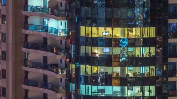 Windows av flera våningar byggnad av glas och stål belysning inuti och flytta människor inom timelapse — Stockvideo