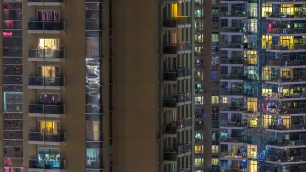 Ventanas del edificio de varios pisos de iluminación de vidrio y acero en el interior y personas en movimiento dentro de timelapse — Vídeos de Stock