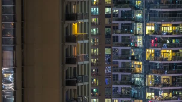 Windows wielopiętrowego budynku ze szkła i stali, oświetlenie wnętrza i ruchu osób w ramach timelapse — Wideo stockowe