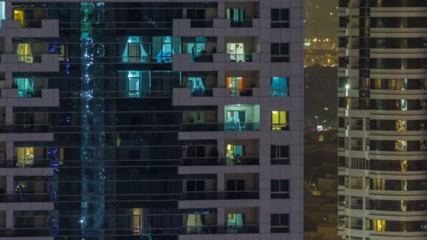 Ventanas del edificio de varios pisos de iluminación de vidrio y acero en el interior y personas en movimiento dentro de timelapse — Vídeo de stock