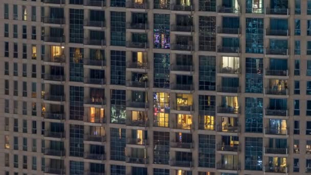 Finestre dell'edificio a più piani di illuminazione in vetro e acciaio all'interno e persone in movimento all'interno timelapse — Video Stock