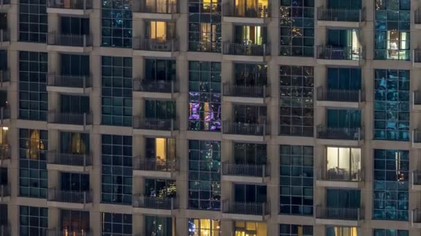 Finestre dell'edificio a più piani di illuminazione in vetro e acciaio all'interno e persone in movimento all'interno timelapse — Video Stock