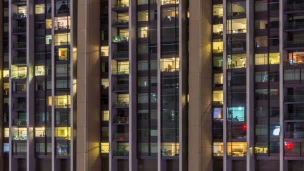 Finestre dell'edificio a più piani di illuminazione in vetro e acciaio all'interno e persone in movimento all'interno timelapse — Video Stock