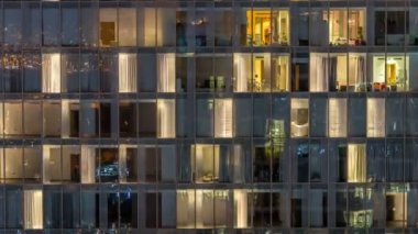 Windows çok katlı binanın içinde aydınlatma ve insanlar timelapse içinde hareketli çelik ve cam