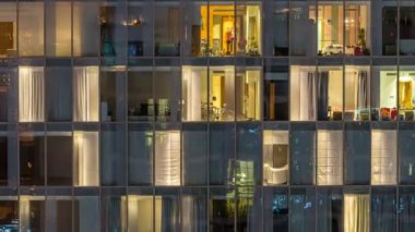 Windows çok katlı binanın içinde aydınlatma ve insanlar timelapse içinde hareketli çelik ve cam