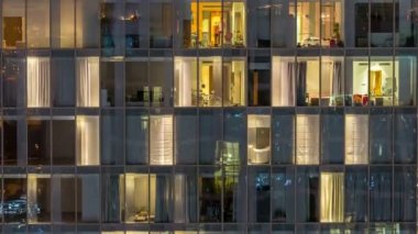 Windows çok katlı binanın içinde aydınlatma ve insanlar timelapse içinde hareketli çelik ve cam