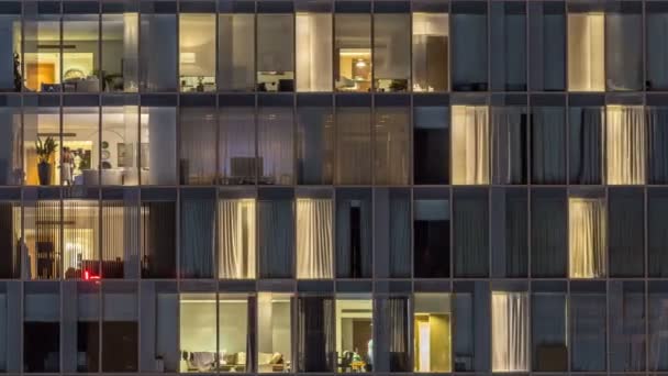 Ramen van het gebouw met meerdere verdiepingen van glas en staal verlichting binnen en verplaatsen van personen binnen de timelapse — Stockvideo