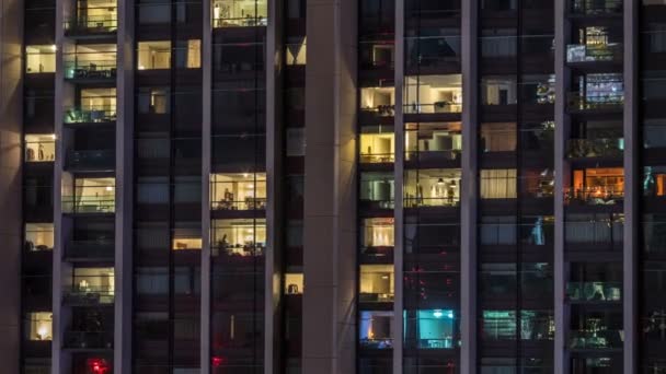Ramen van het gebouw met meerdere verdiepingen van glas en staal verlichting binnen en verplaatsen van personen binnen de timelapse — Stockvideo