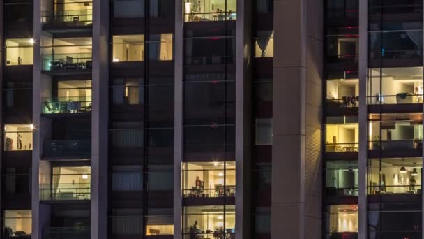 Ramen van het gebouw met meerdere verdiepingen van glas en staal verlichting binnen en verplaatsen van personen binnen de timelapse — Stockvideo