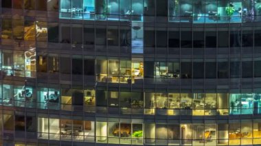 Windows çok katlı binanın içinde aydınlatma ve insanlar timelapse içinde hareketli çelik ve cam