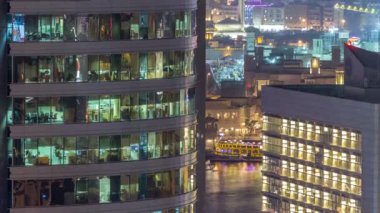 Windows çok katlı binanın içinde aydınlatma ve insanlar timelapse içinde hareketli çelik ve cam