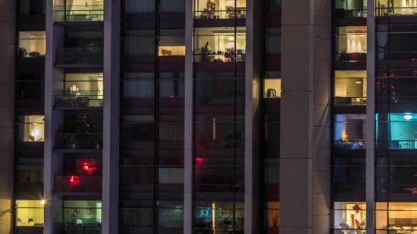 Janelas do edifício de vários andares de iluminação de vidro e aço dentro e movendo as pessoas dentro da timelapse — Vídeo de Stock