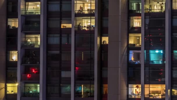 Ramen van het gebouw met meerdere verdiepingen van glas en staal verlichting binnen en verplaatsen van personen binnen de timelapse — Stockvideo