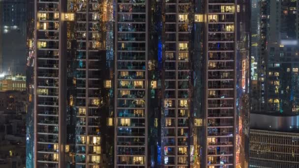 Ramen van het gebouw met meerdere verdiepingen van glas en staal verlichting binnen en verplaatsen van personen binnen de timelapse — Stockvideo