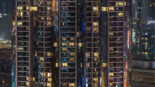 Ventanas del edificio de varios pisos de iluminación de vidrio y acero en el interior y personas en movimiento dentro de timelapse — Vídeo de stock