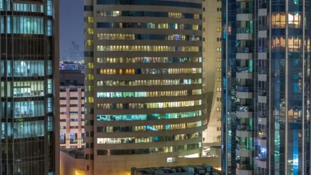 Janelas Edifício Vários Andares Iluminação Vidro Aço Dentro Movendo Pessoas — Vídeo de Stock