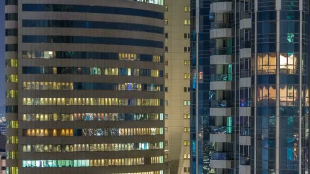 Ventanas del edificio de varios pisos de iluminación de vidrio y acero en el interior y personas en movimiento dentro de timelapse — Vídeo de stock