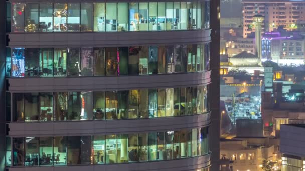 Ventanas del edificio de varios pisos de iluminación de vidrio y acero en el interior y personas en movimiento dentro de timelapse — Vídeos de Stock