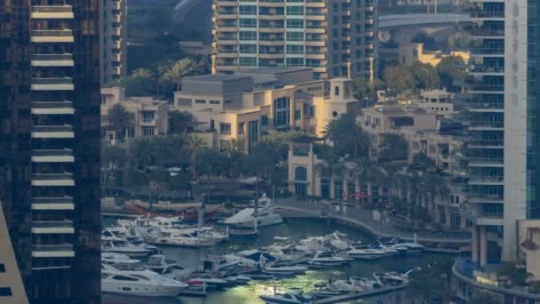 Променад и канал в Dubai Marina с роскошными небоскребами и яхтами вокруг, Объединенные Арабские Эмираты — стоковое видео