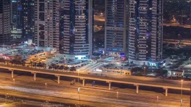 Удивительный вид с крыши на дорогу шейха Зайеда, окружающую небоскребы Dubai Marina и JLT — стоковое видео