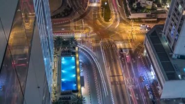 Bir büyük şehir gece timelapse bir yol kavşak havadan görünümü.