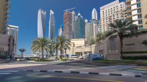 Vista panorámica con modernos rascacielos y yates de Dubai Marina timelapse hyperlapse, Emiratos Árabes Unidos — Vídeos de Stock