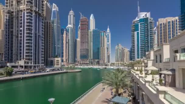 Panoramablick mit modernen wolkenkratzern und jachten von dubai marina zeitraffer hyperlapse, vereinigte arabische emirate — Stockvideo