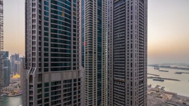 Marina de Dubaï timelapse de jour comme de nuit, lumières scintillantes et gratte-ciel les plus hauts — Video